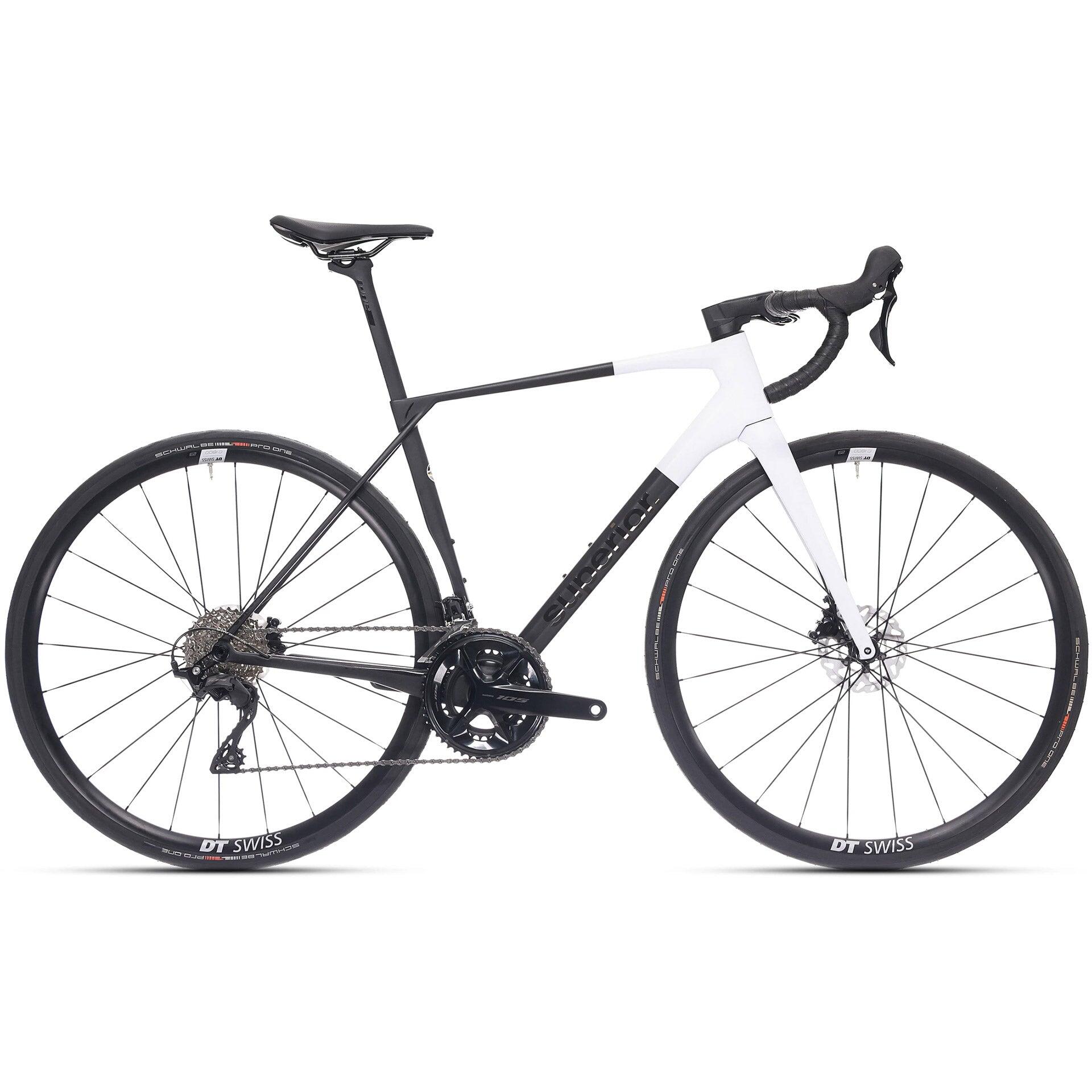 Supérieur X-Road 9.3 GF 700CX58CM (XL) Mat Carbone Blanc Supérieur X-Road 9.3 GF 700CX58CM (XL) Mat Carbone Blanc