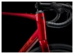 Vélo de route Trek Domane AL 2 rouge équipé du groupe Shimano Claris 8 vitesses, roues 700mm, génération 4-1