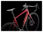Vélo de route Trek Domane AL 2 rouge équipé du groupe Shimano Claris 8 vitesses, roues 700mm, génération 4