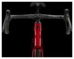 Vélo de route Trek Domane AL 2 rouge équipé du groupe Shimano Claris 8 vitesses, roues 700mm, génération 4-2