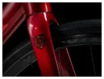 Vélo de route Trek Domane AL 2 rouge équipé du groupe Shimano Claris 8 vitesses, roues 700mm, génération 4-5