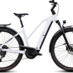 VTC Électrique Cube Kathmandu Hybrid One 800 Trapeze Shimano Cues 10V 800 Wh 700 mm Blanc Bleu Polar 2025