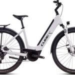 VTC Électrique Cube Touring Hybrid One 500 Easy Entry Shimano Cues 9V 500 Wh 700 mm Blanc Cotton Gris 2025