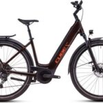 VTC Électrique Cube Touring Hybrid Pro 625 Easy Entry Shimano Cues 11V 625 Wh 700 mm Marron Orange Cinnamon 2025