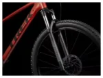 VTT semi-rigide Trek Marlin 6 rouge lave équipé du groupe Shimano Cues 10 vitesses, roues 29 pouces, génération 3-6